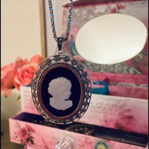 Beautiful Vintage Cameo Pendant with Necklace